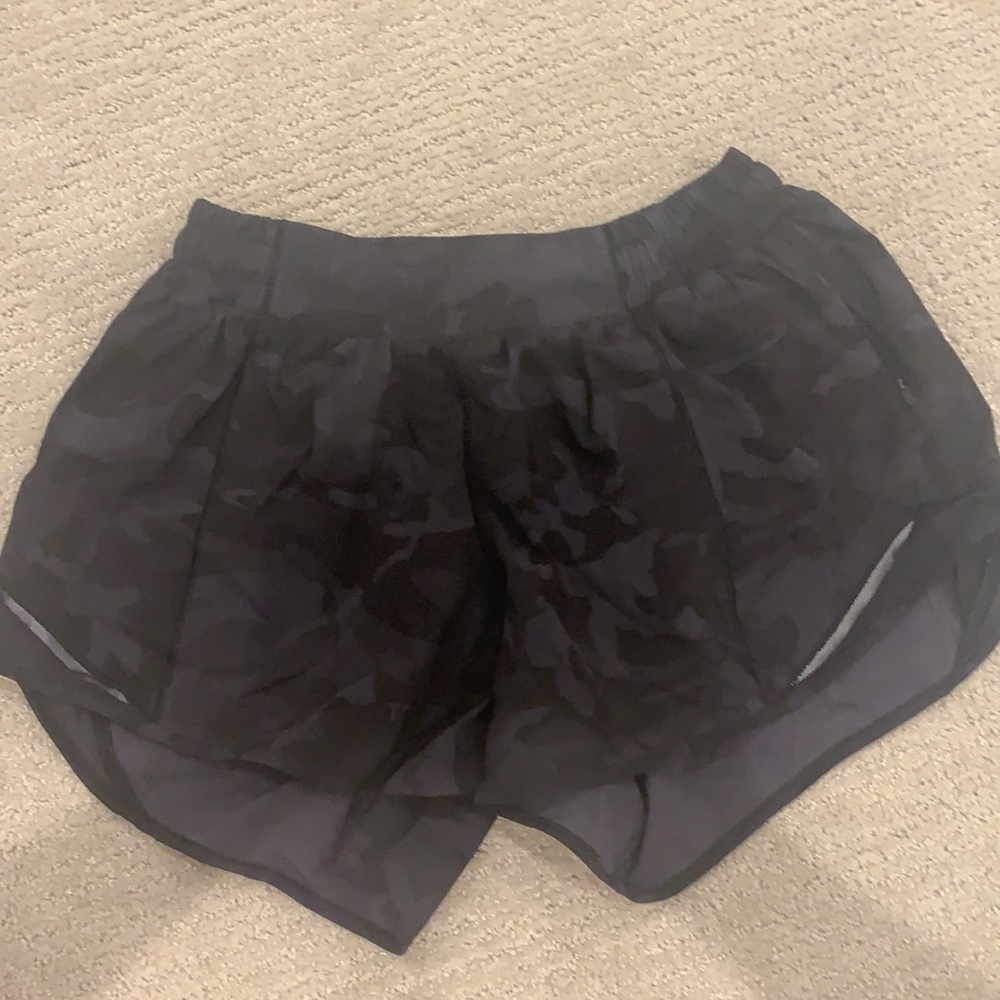 Lululemon hotty hot short (tall size 6)